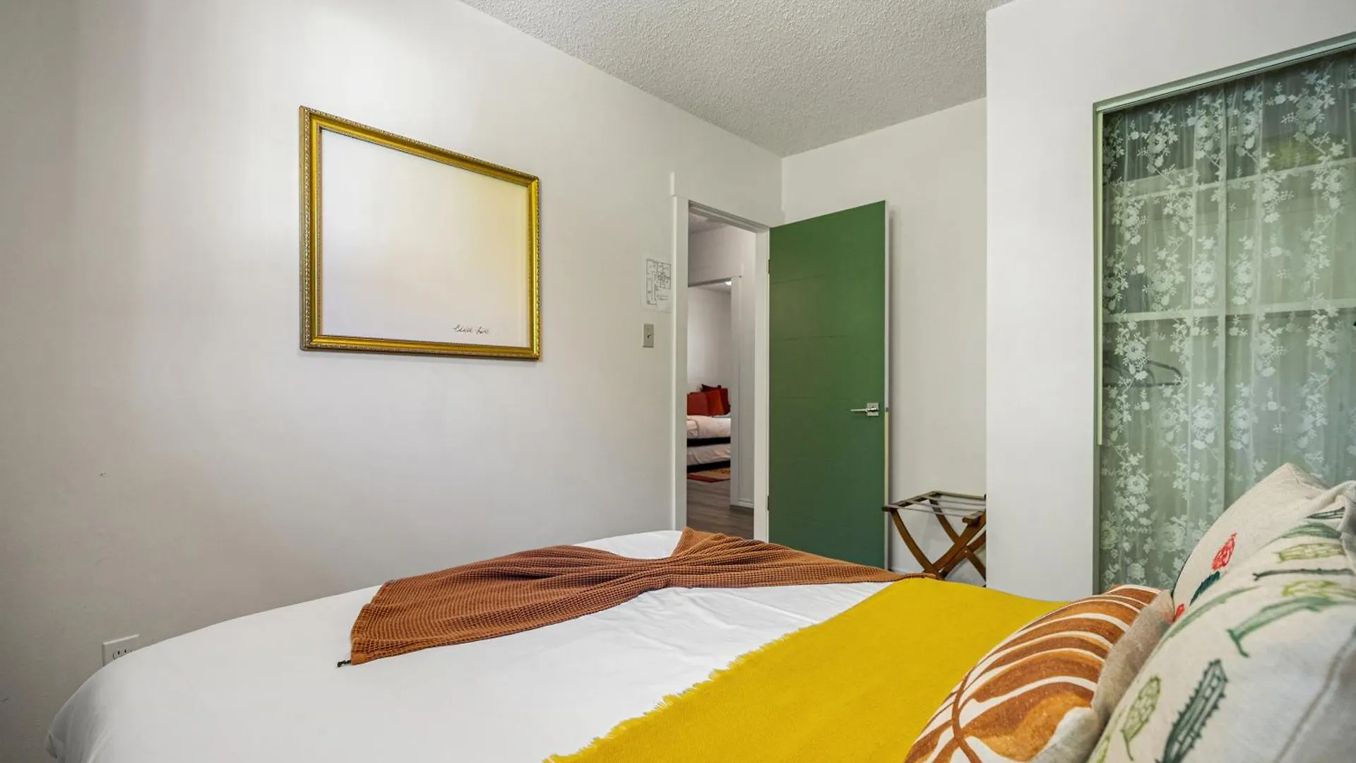 Digital Nomad'S Calgary Inner City Gem 3Bd, 5Bed, Sleeps 8, Main Level 0*,  Canada